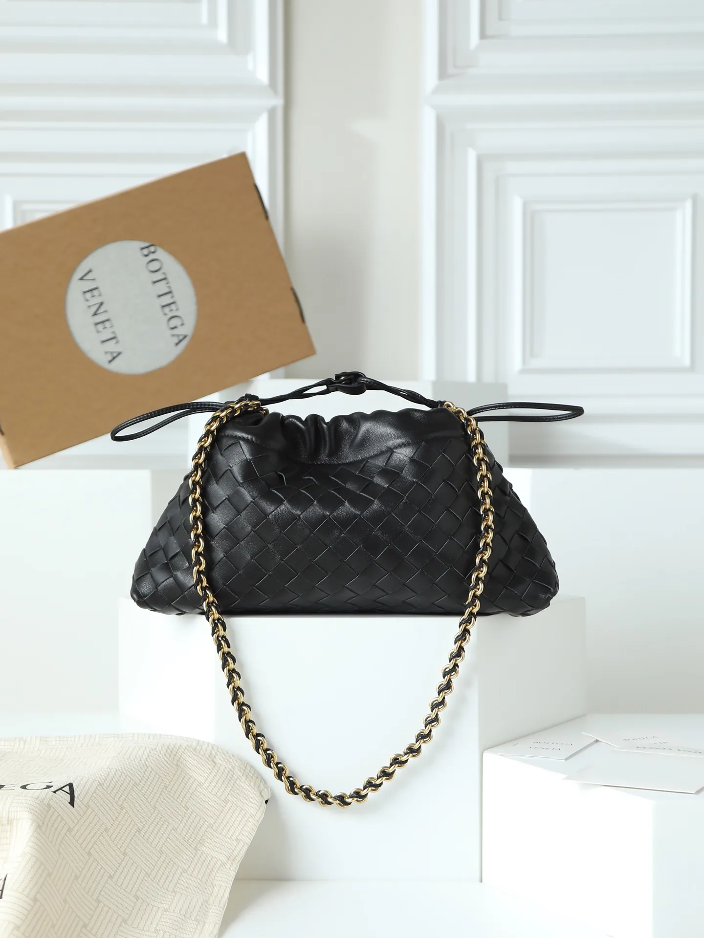 p1600. BOTTEGA VENETA 2025 new women's Dustbag Notte clutch. Dustbag, which has been very popular since its launch, has a chain clause! ! The hand-carrying method is reminiscent of the classic bag type Pouch , light and elegant, the retained drawstring design can be used as a bag, and the chain is longer, which is very suitable for sisters who like to carry their hands cross-body with their hands free. No matter which way you carry it, you can change the way you carry it according to the occasion and your mood of the day, which can make the overall outfit more fashionable🪄🪄The body of the bag has also been widened. It is the rainy season and the weather is hot, so it can easily accommodate small umbrellas and water bottles. The interior is made of nylon, which is light and comfortable to carry, and is very suitable for summer use. Style number: 839394 Size: 33*19*8cm